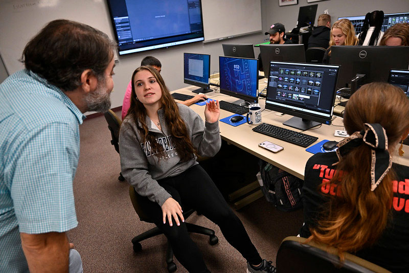 students in mac lab