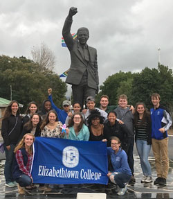 students-with-mandela-statue